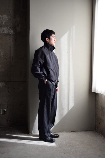 画像1: MARKAWARE (マーカウェア) ORGANIC COTTON VOILE YARN TWILL CLASSIC FIT DOUBLE PLEATED TROUSERS [BLACK] 